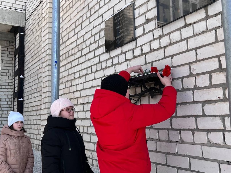 Возложение цветов к памятнику Героя Советского Союза Матросова Александра Матвеевича.