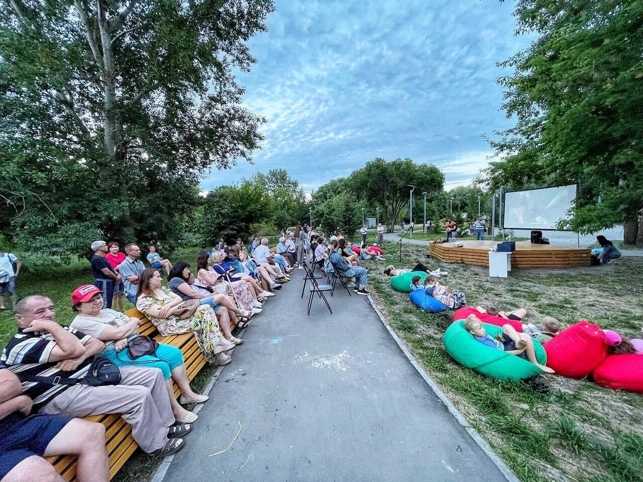  Кинопоказ под открытым небом прошел в обновленном сквере «Новое поколение».