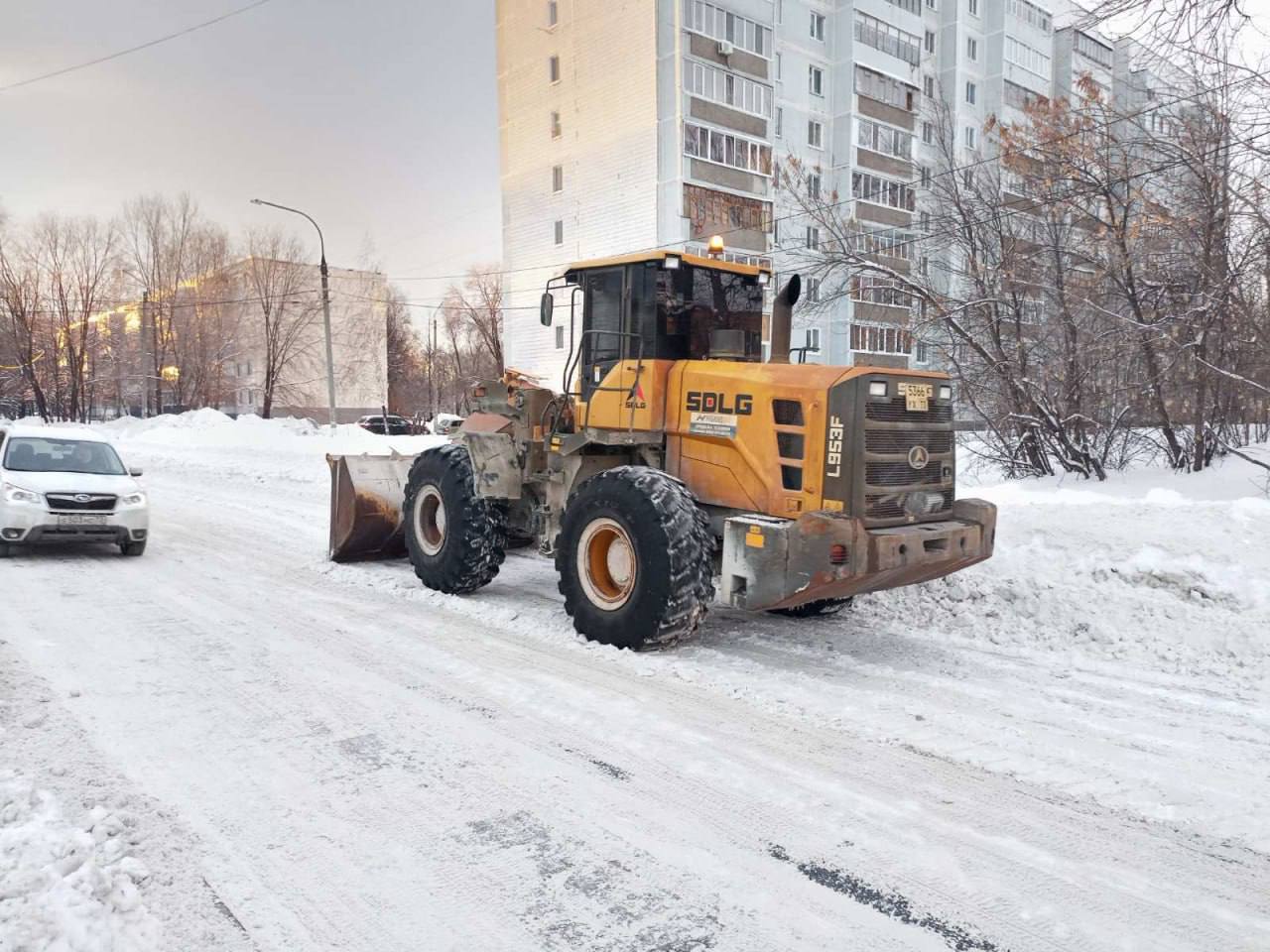 На территории Засвияжского района продолжается уборка снега.