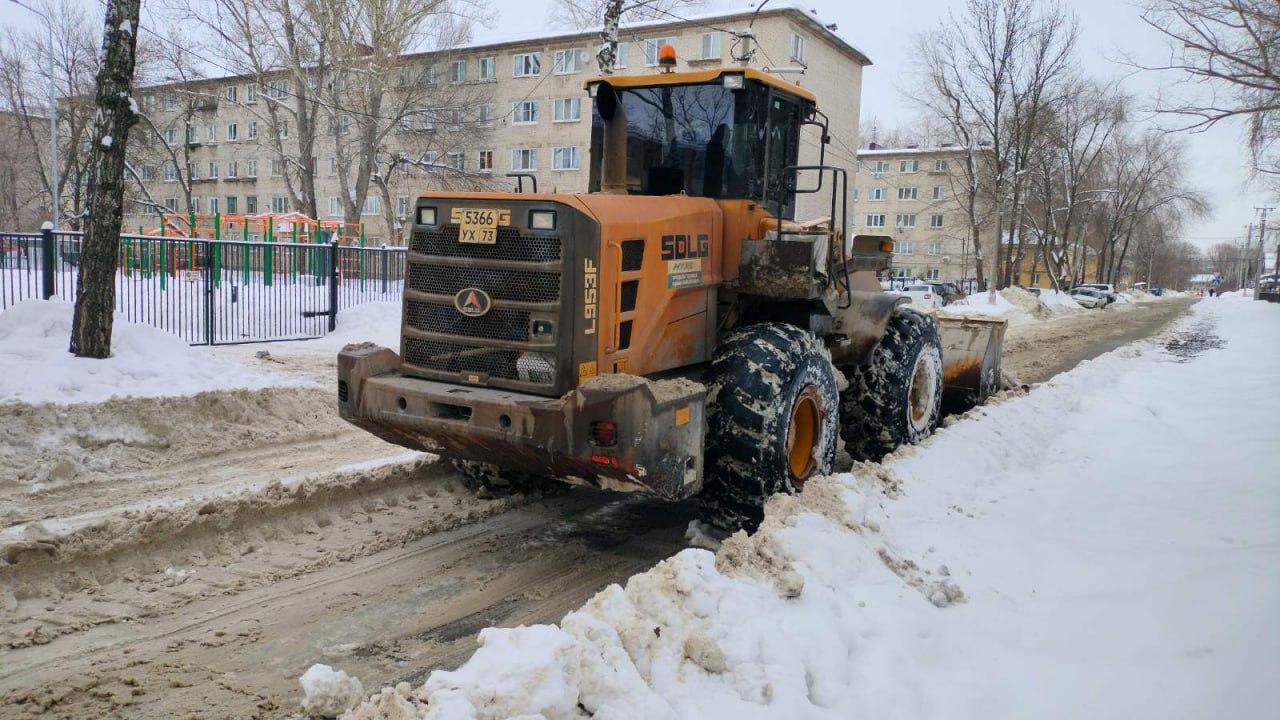 В Засвияжье продолжаются работы по очистке от снега.